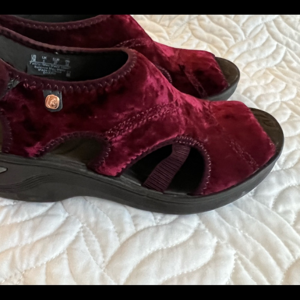 Bzees 'Dream' sandal size 7M, Burgundy Velvet